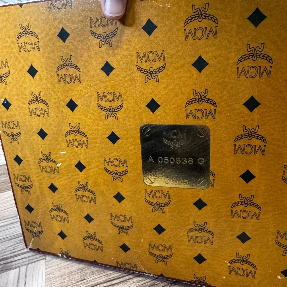 NIB!!! MCM Luxury Vintage Jacquard 3 piece Towel Gift Set in Gold and Gray